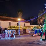 Der Kirchenplatz kündigt einmal mehr das bevorstehende Ereignis an, in ein paar Tagen ist Weihnachten.
