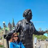 Eine kleine Rast beim «Women are Persons! Monument», welches den 5 Frauen gewidmet ist, die 1928 erfolgreich für die Rechte der Frauen im Senat kämpften.
