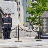 Zeremonie zur Wacht-Ablösung beim Grabe des unbekannten Soldaten in Ottawa.
