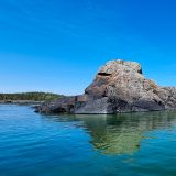 Die schwarzen Granitfelsen bilden im grün schimmernden Wasser einen wunderschönen Kontrast. 
