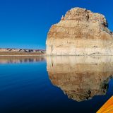 Vom Wasser aus bekommt man den "Lone Rock" aus einer ganz anderen Perspektive zu Gesicht. 
