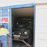 Wir sind erstaunt wie schnell und vor allem einfach das ganze Verschiffungsprozedere in Darwin abläuft. Im Nu ist unser Landy im Container verladen und bereit für seine nächste, grosse Überfahrt. Bye Bye Rebelde - Gute Reise. Bis bald in Kapstadt!!
