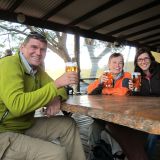 Auf den letzten Drücker und mit ganz viel Glück klappte unser Treffen mit Elsbeth, meiner ehemaligen Arbeitskollegin und ihrem Mann Pius, doch noch. In "Halls Creek", eigentlich einer alkoholfreien Community, stossen wir auf das Wiedersehen an. Übrigens, wir trinken hier kein Rivella. 
