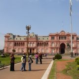 Der Präsidentenpalast: Casa Rosada. Die rot-weisse Farbmischung symbolisiert die Versöhnung der verfeindeten Lager.
