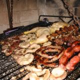 Unser erstes richtiges Argentinisches Asado: Nieren, Darm, Brat- und Blutwürste, Rippchen und Hühnchen.
