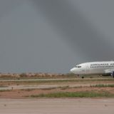 Mit lautem Getösse landet die Maschine auf dem Flughafen in Mendoza
