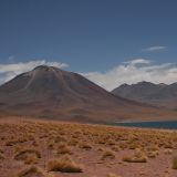 Die Lagune Miñiques. Im Hintergrund der gleichnahmige Vulkan
