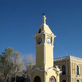 Der Dorfplatz mit dem Glockenturm in Uyuni
