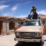 Unser zuverlässiger Tourguide, Fahrer, Koch, Mechaniker und Medizinmann Romer. Auch nach 7 Platten hatte er immer noch ein Grinsen im Gesicht
