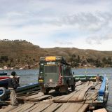 Mittels einer wackligen Bretterfähre schippern wir auf die andere Seite des Titicaca-Sees
