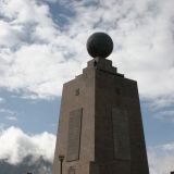 Äquatordenkmal Mitad del Mundo, obwohl die Linie eigentlich 200m weiter beim Indianer-Denkmal vorbeigeht
