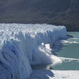 Alle paar Minuten fallen  10-20m  grosse Eisbrocken ins Wasser, dazu ein ohrenbetäubender Lärm
