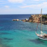 Charon in einer Bucht in Sardinien
