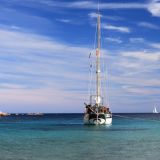 Charon in einer Bucht in Sardinien
