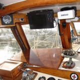 Steuerstand oder besser gesagt: Cockpit:-) GPS, Funk, Echolot, Logge und Instrumente für Motor und Navigationsbeleuchtung.... huuchh...
