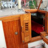 Eingang zur Achternkabine. Auf dem Kabinendach befindet sich eine Art "Balkon", worauf max. 4 Personen Platz zum sitzen finden
